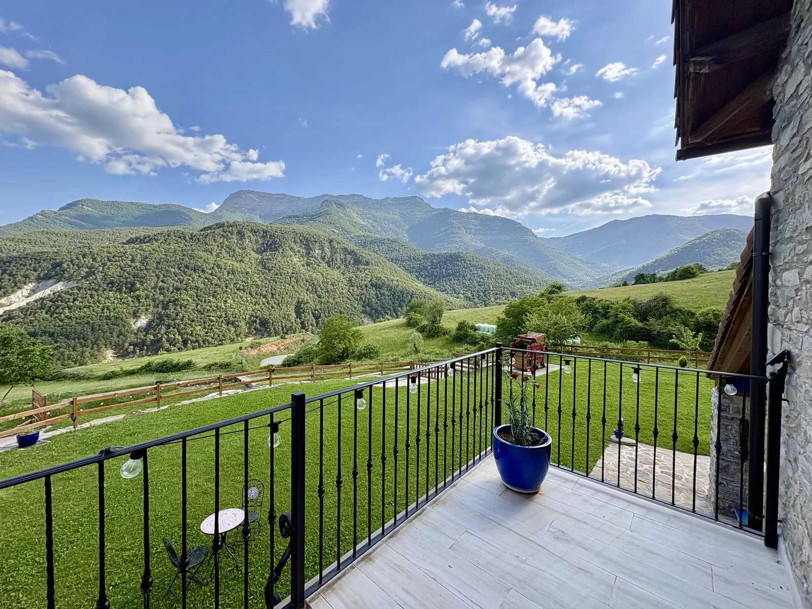 Balcón con vistas al valle y a las montañas del Pirineo