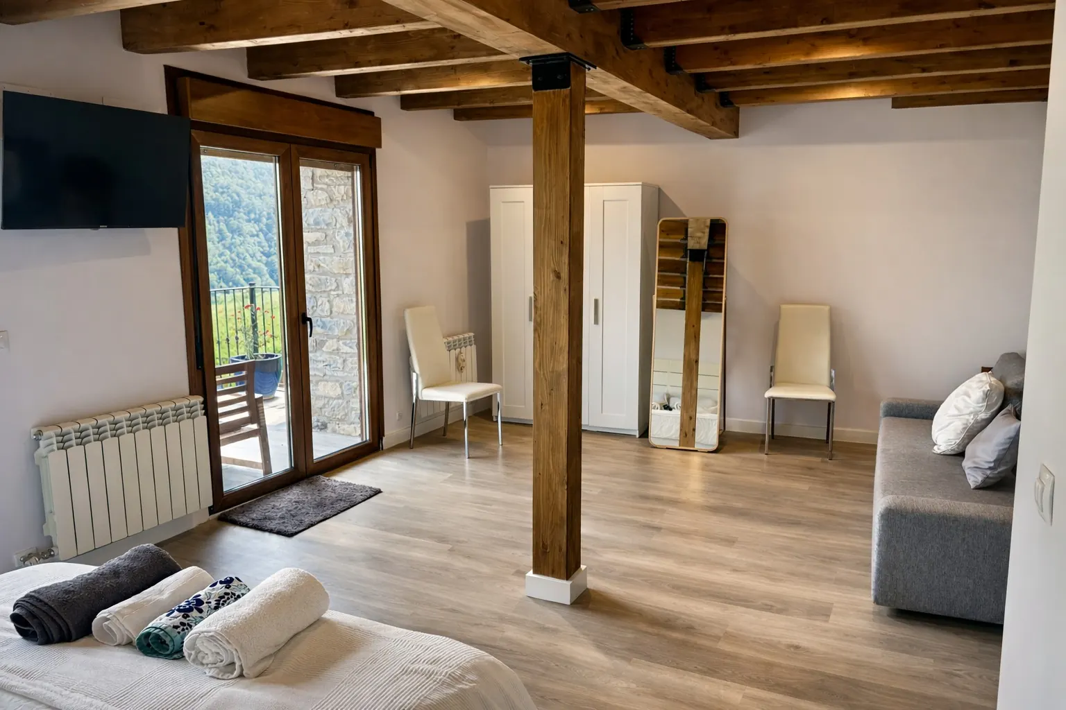 Dormitorio principal con sofá cama