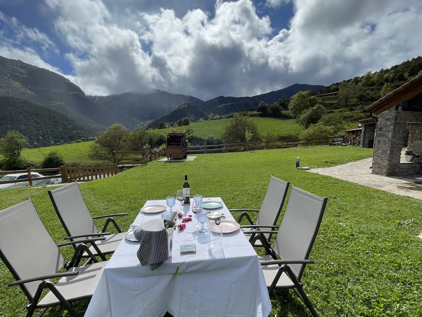 La era con mesa y sillas frente a las montañas