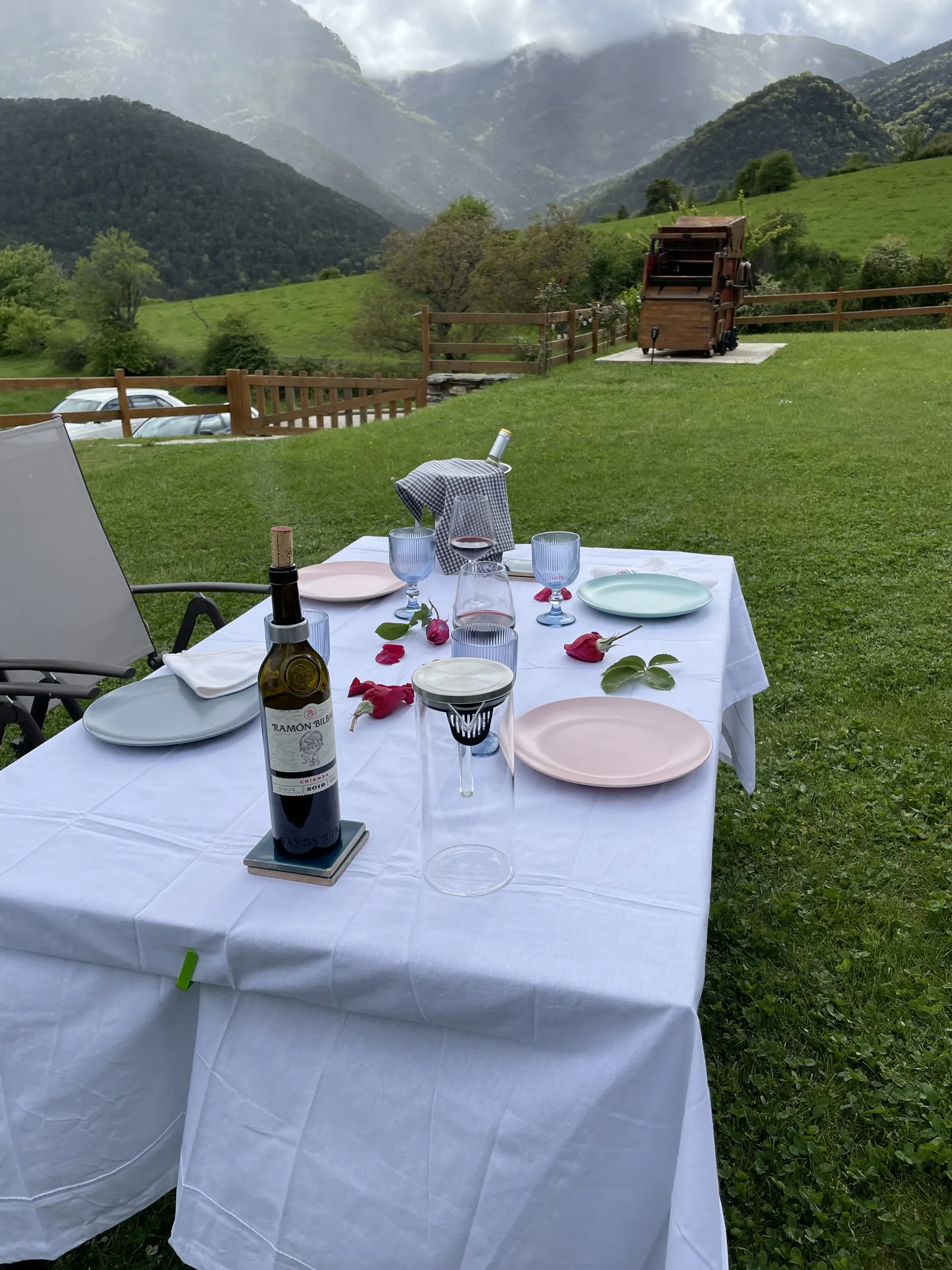Mesa preparada en la era con el Pirineo al fondo