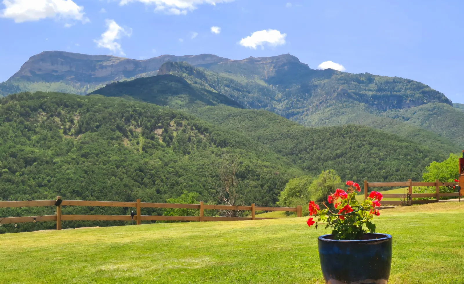 Vistas del Pirineo desde la era, con un macetero de geranios